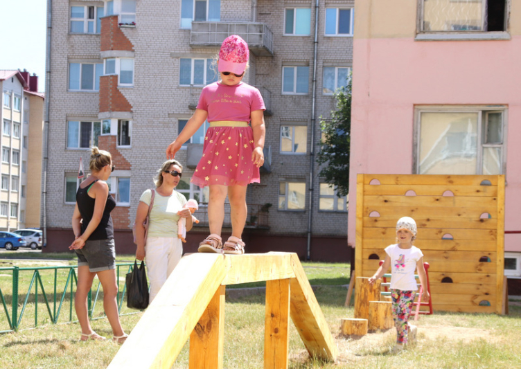 В микрорайоне Молодёжном начинает функционировать обновленная детская игровая площадка