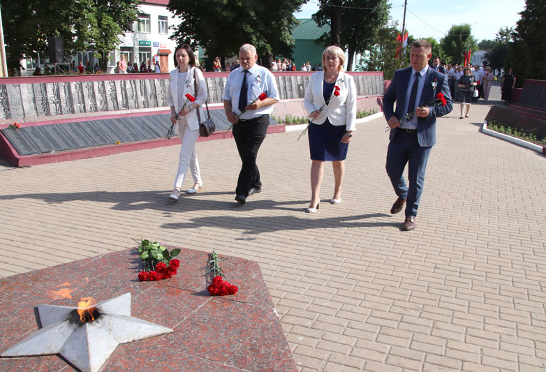 День Независимости Республики Беларусь: по традиции на Костюковщине мероприятия начались у мемориала с возложения цветов