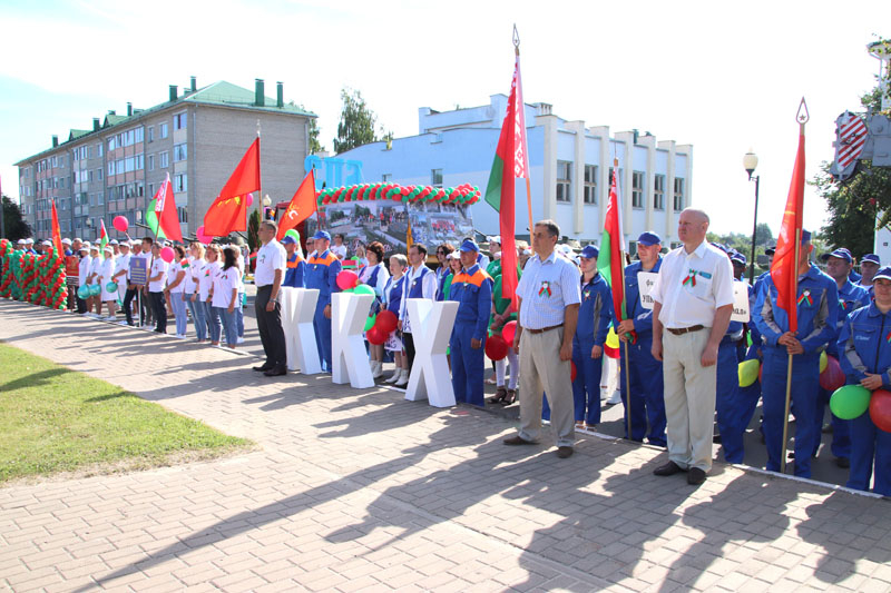 День Независимости Республики Беларусь: по традиции на Костюковщине мероприятия начались у мемориала с возложения цветов