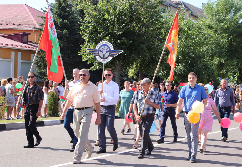 Фоторепортаж: шествие коллективов организаций и предприятий Костюковичского района