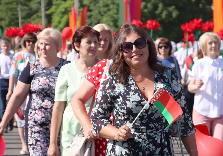 Фоторепортаж: шествие коллективов организаций и предприятий Костюковичского района