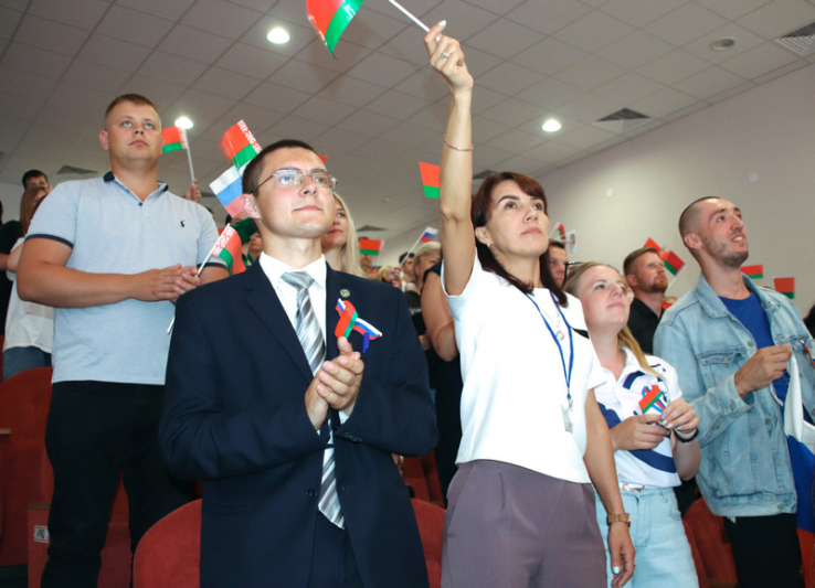 Первый день областного молодежного форума для гостей из Брянской и Могилевской областей завершился праздничным концертом
