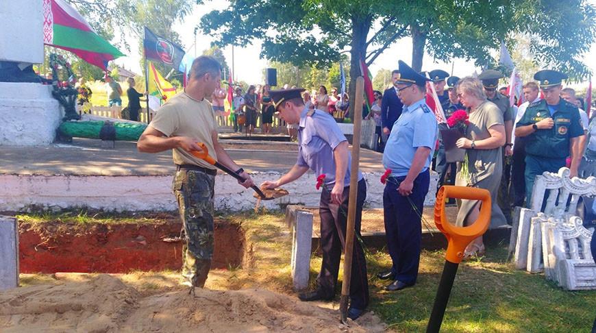 Останки 32 красноармейцев с воинскими почестями перезахоронили в Чаусском районе