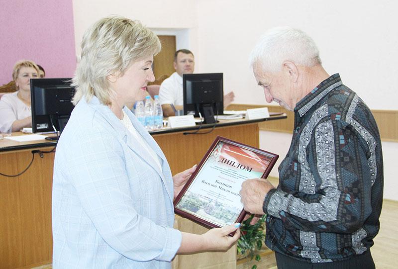 Глава района Александра Михеенко вручила заслуженные награды костюковчанам