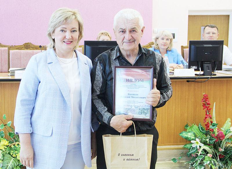 Глава района Александра Михеенко вручила заслуженные награды костюковчанам