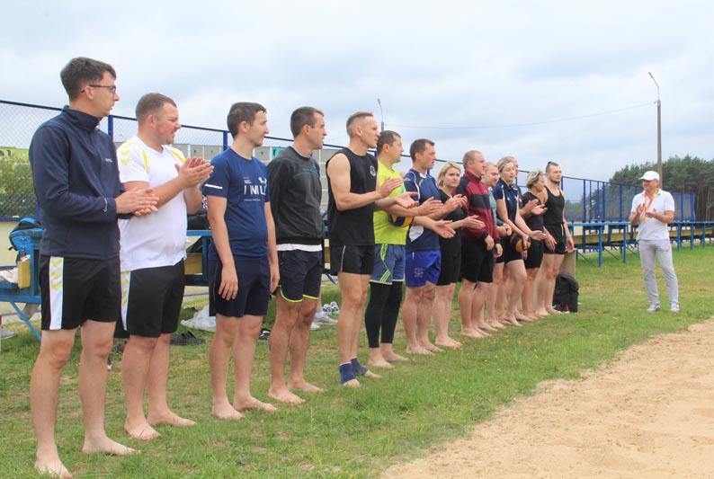 Трудовые коллективы сыграли в пляжный волейбол в Костюковичах