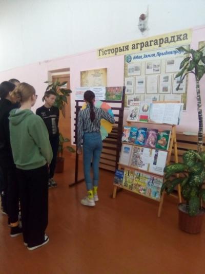 Библиотеки Костюковичской библиотечной сети приглашают читателей присоединиться к патриотической акции «Цветок единства»