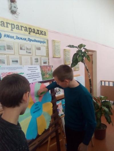 Библиотеки Костюковичской библиотечной сети приглашают читателей присоединиться к патриотической акции «Цветок единства»