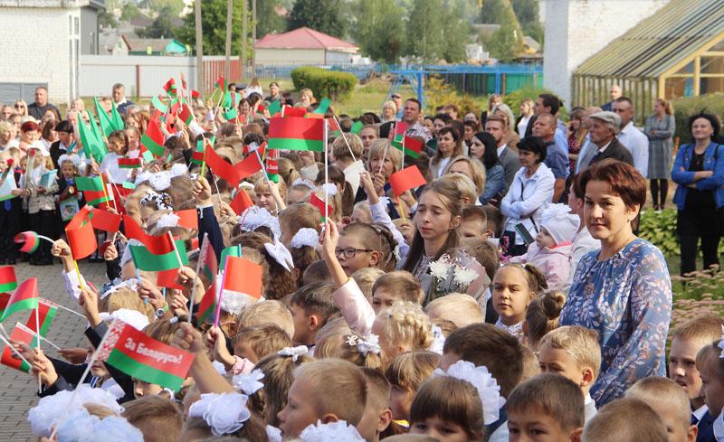 Ярко и красочно прошла линейка в Костюковичской районной гимназии