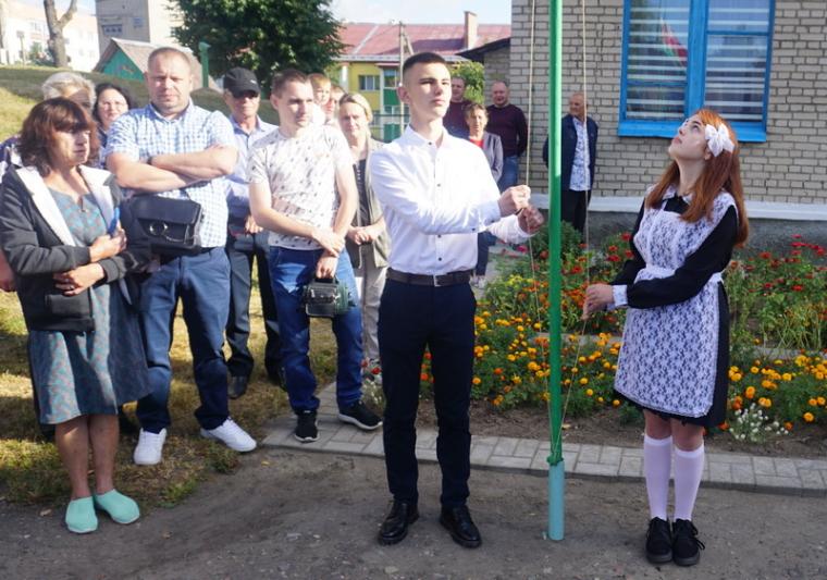 Первый звонок в СШ № 2 города Костюковичи собрал 27 первоклассников