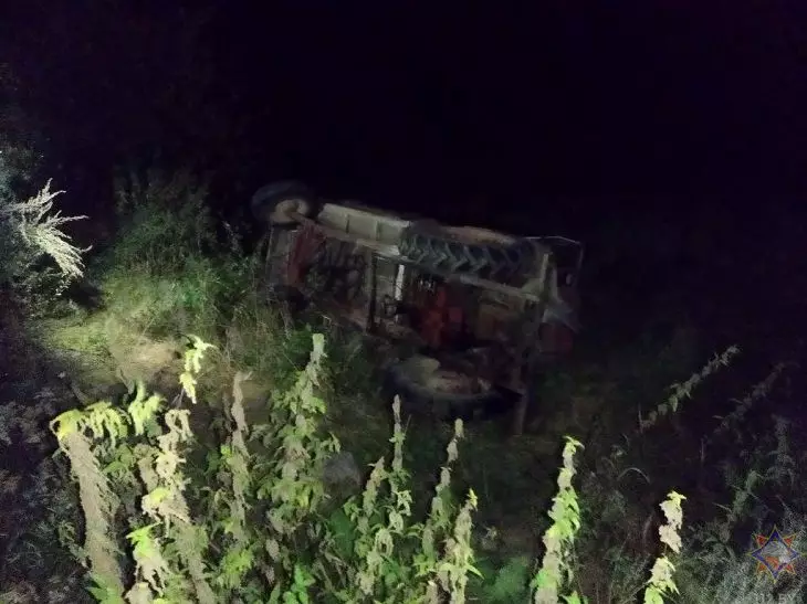 На белоруса упал трактор: работали спасатели и медики