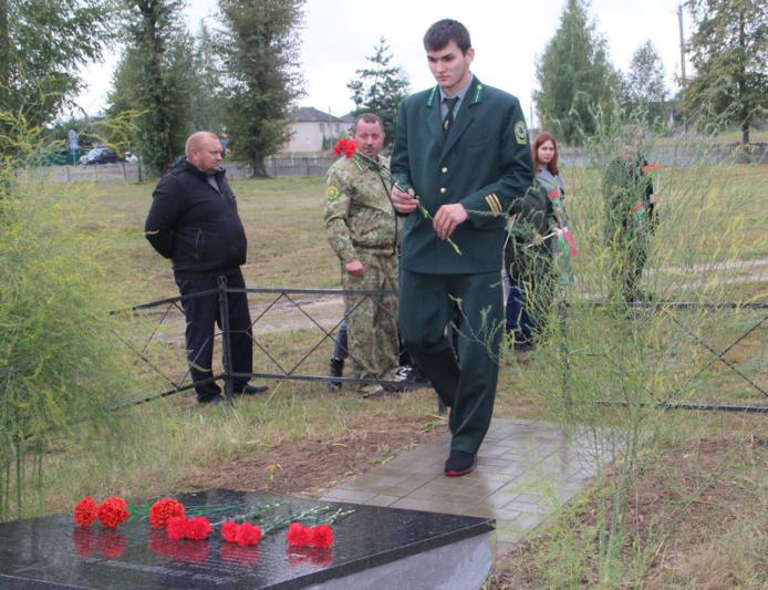 Памятную аллею заложили молодые специалисты лесхоза и учащиеся на территории Белынковичского лесничества