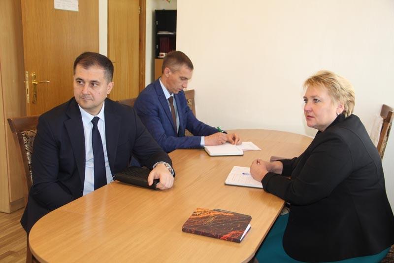 Сенатор Виктор Ананич посетил Костюковичский район и провел прием граждан в райисполкоме