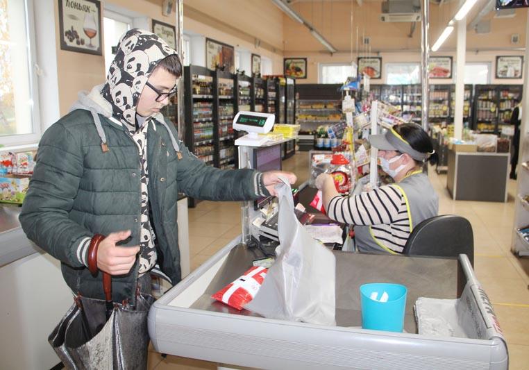 Депутат Сергей Сыранков проверил цены и ассортимент продуктов в магазинах Костюковичского района