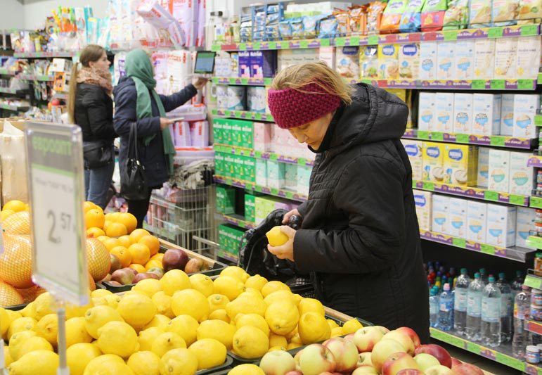 Депутат Сергей Сыранков проверил цены и ассортимент продуктов в магазинах Костюковичского района