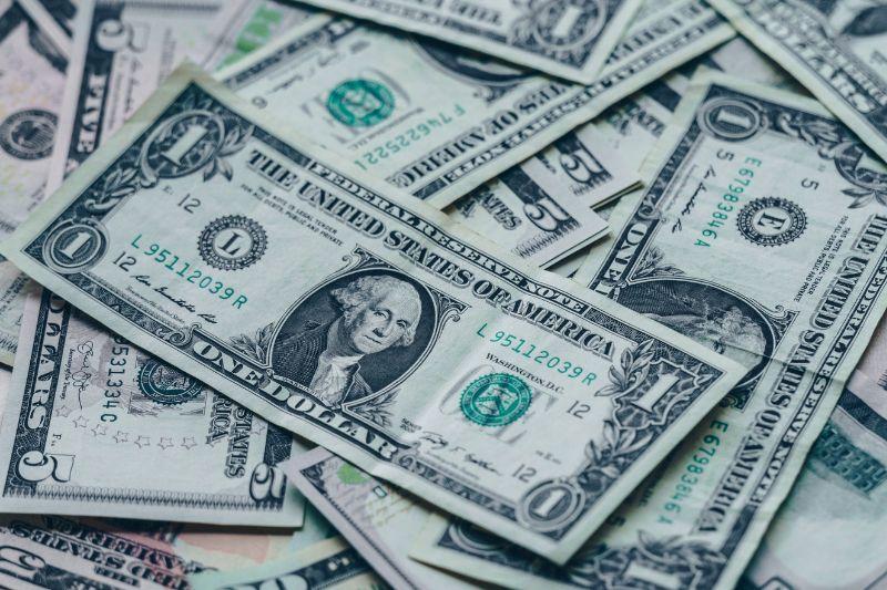 Доллару осталось недолго: обладателей валюты предупредили