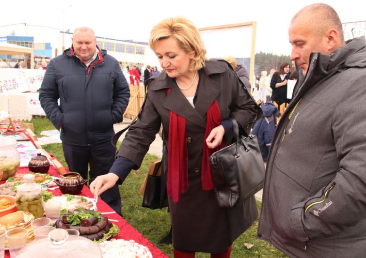 Сельскохозяйственная ярмарка и тематические подворья работали во время районного праздника "Дожинки-2022"