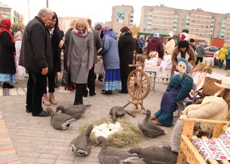 Сельскохозяйственная ярмарка и тематические подворья работали во время районного праздника "Дожинки-2022"