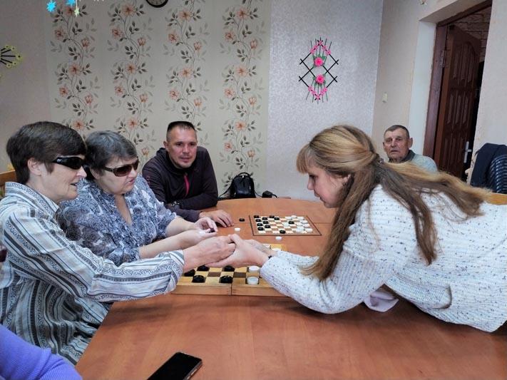 Первенство района по шашкам среди людей с ограниченными возможностями по зрению состоялось в Костюковичах