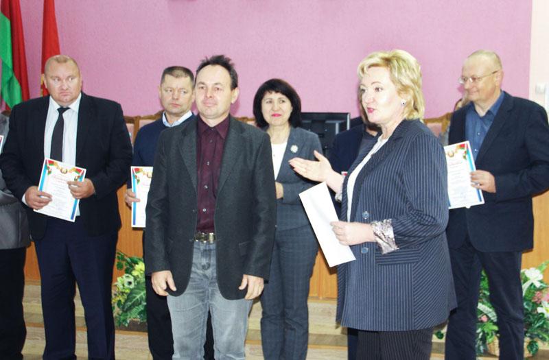 Глава района Александра Михеенко вручила Благодарственные письма райисполкома