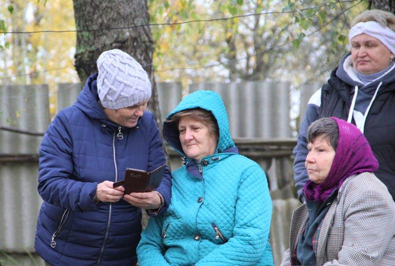 С песнями и плясками: информационно-социальный поезд «Забота» продолжает курсировать по Костюковичскому району