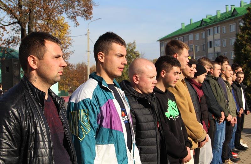 Новобранцам Костюковичского района торжественно вручили повестки в армию
