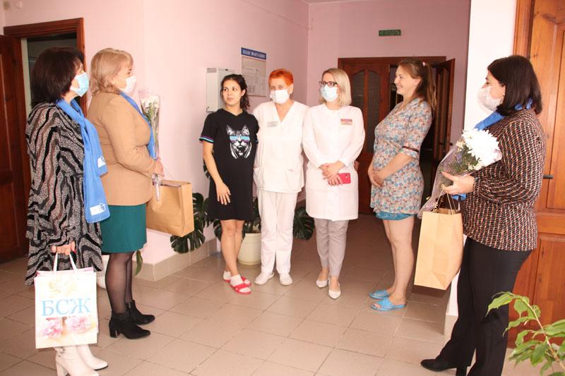 Фотофакт: в Костюковичах поздравили женщин с Днем матери