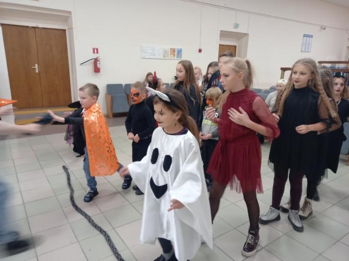 Страшно веселый Хэллоуин: в молодежном культурном центре "Юность" проходит праздник для детей