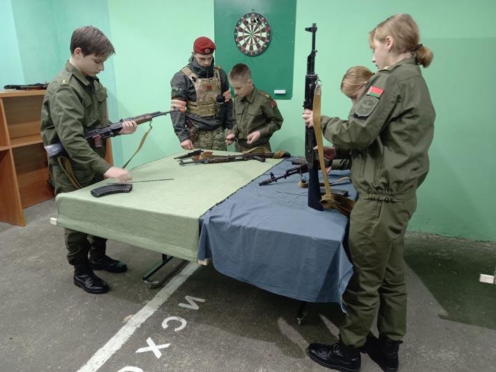 Быть во всеоружии: юные "зубры" изучают огневую и тактическую подготовку, оружие и оказание медпомощи