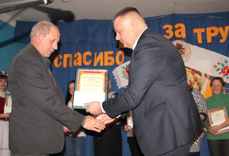 В торжественной обстановке работники агропромышленной сферы Костюковщины принимали поздравления