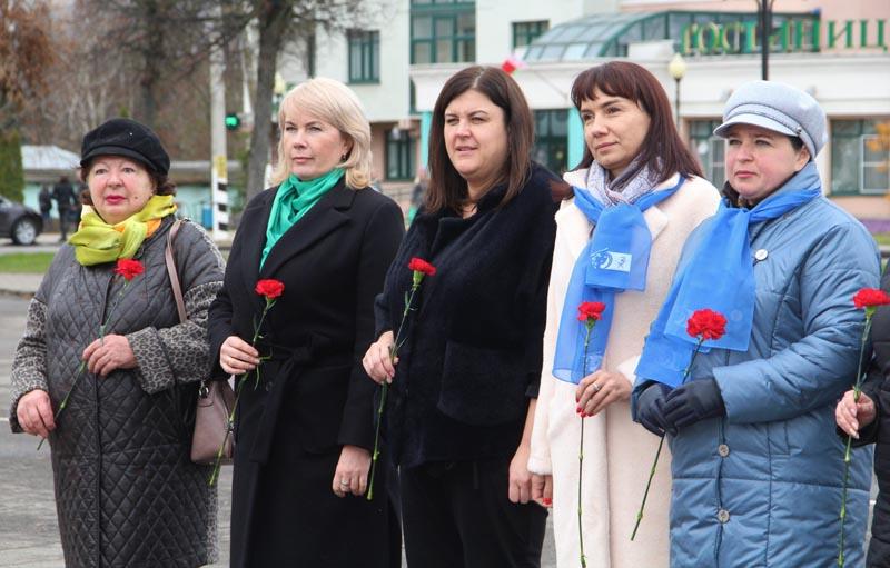 Октябрьская революция: цветы к памятнику Ленина возложили в Костюковичах