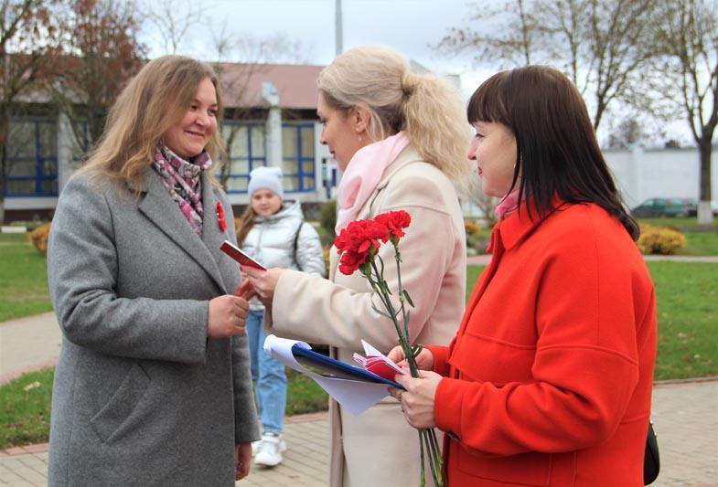 Октябрьская революция: цветы к памятнику Ленина возложили в Костюковичах