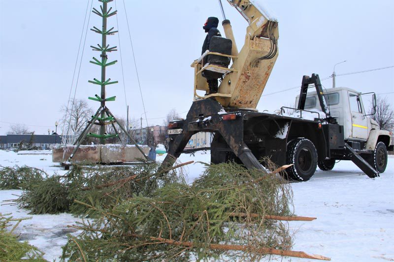 Скоро Новый год: на центральной площади города начали устанавливать елку