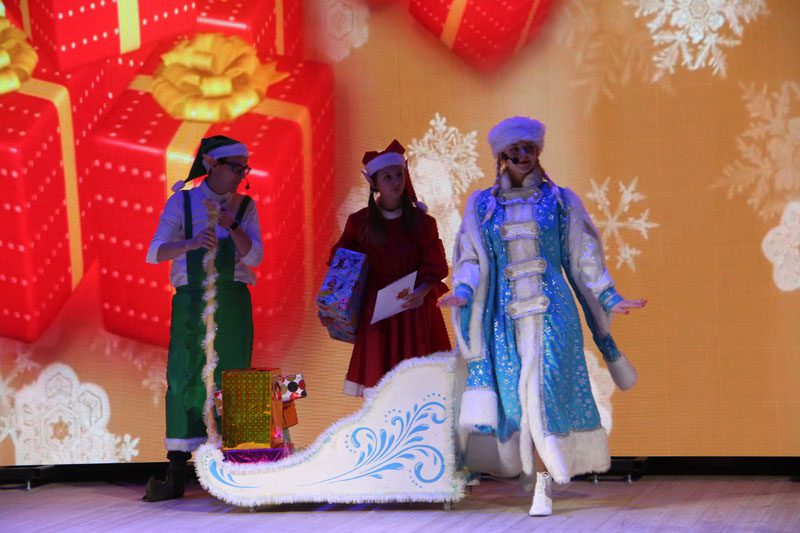 Фотофакт: театрализованное представление «Необычные приключения Снегурочки»