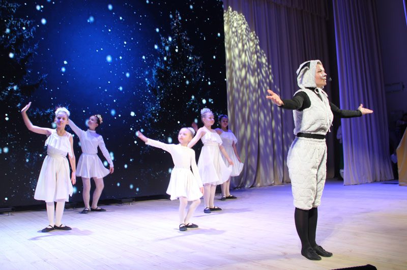 Фотофакт: театрализованное представление «Необычные приключения Снегурочки»