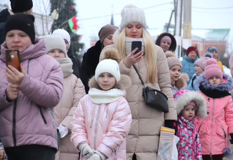 Десятки Дедов Морозов и Снегурочек приняли участие в традиционном шествии в Костюковичах