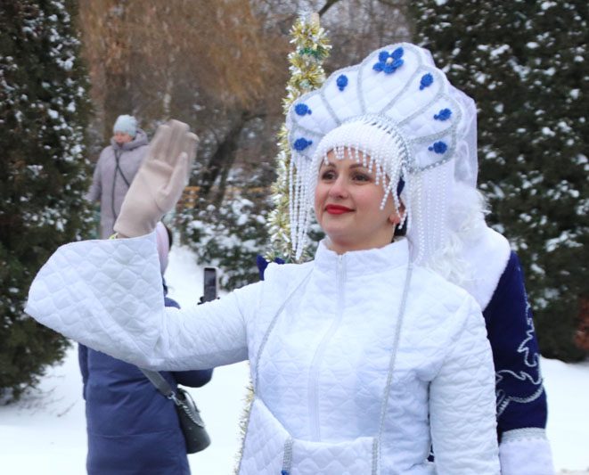 Десятки Дедов Морозов и Снегурочек приняли участие в традиционном шествии в Костюковичах