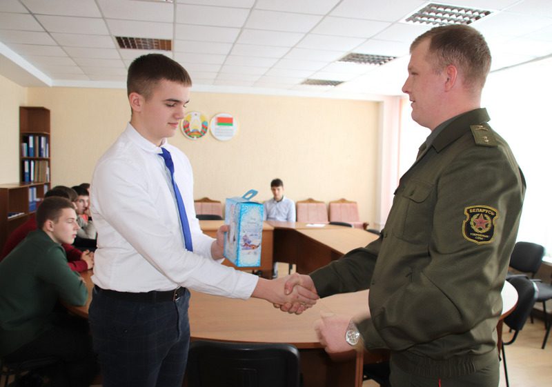 Лучшим спортсменам-учащимся города вручены подарки от Осиповичской 336-й артиллерийской реактивной бригады