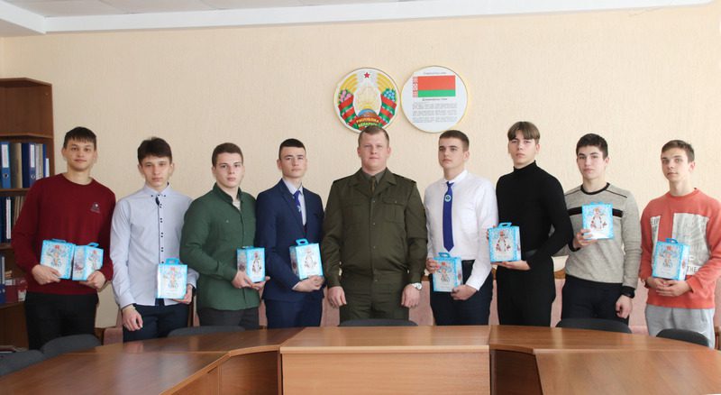 Лучшим спортсменам-учащимся города вручены подарки от Осиповичской 336-й артиллерийской реактивной бригады