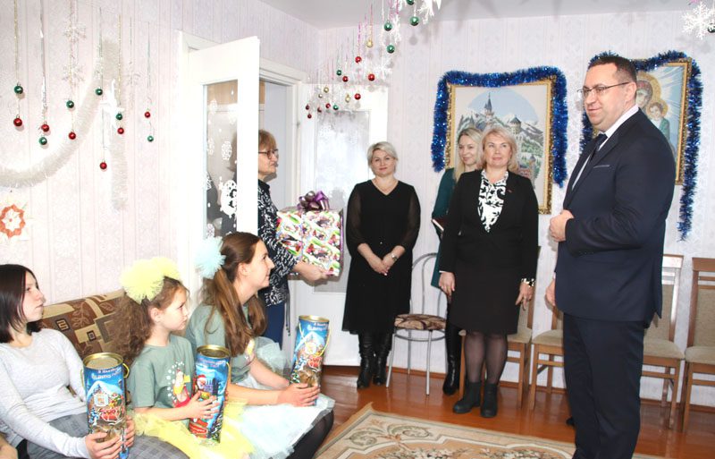 Детский дом семейного типа посетили глава района Александра Михеенко и многочисленные гости