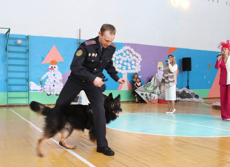 В рамках республиканской благотворительной акции «Наши дети» правоохранители устроили яркое представление в Белынковичской школе