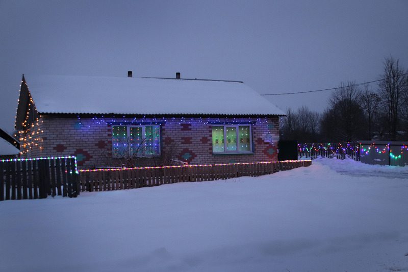 Семья Александра и Ольги Старовойтовых из агрогородка Шарейки эффектно украсила дом к Новому году