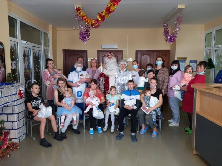 К маленьким пациентам Костюковичской центральной районной больницы пришел Дед Мороз