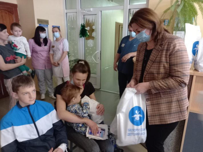 К маленьким пациентам Костюковичской центральной районной больницы пришел Дед Мороз
