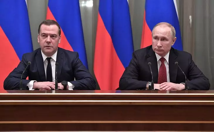 Путин учредил новую должность и назначил на нее Медведева