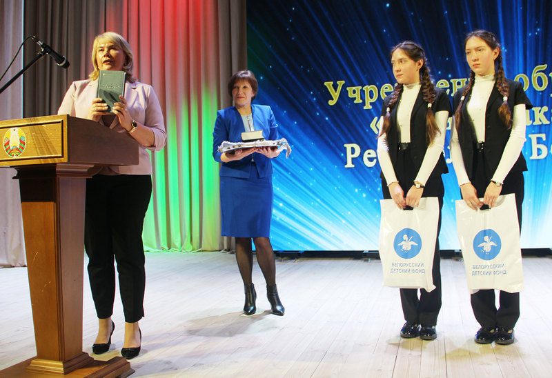 Валентина Манушенко поздравила победительниц областной олимпиады сестер-близнецов Столяровых и вручила им подарки