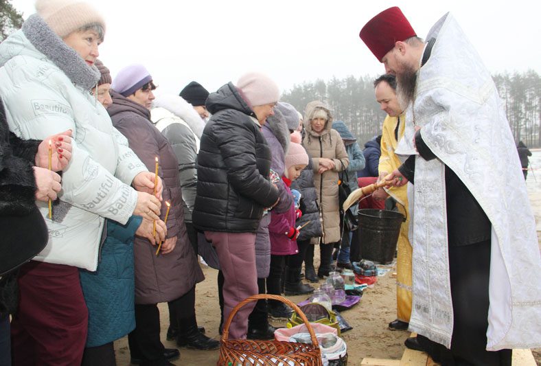 Силу молитвы и крещенской воды испытывают сегодня на себе православные костюковчане
