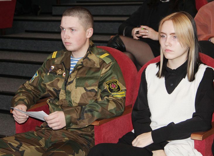 Офицеры Костюковичского военного комиссариата организовали встречу с учащимися старших классов школ нашего района