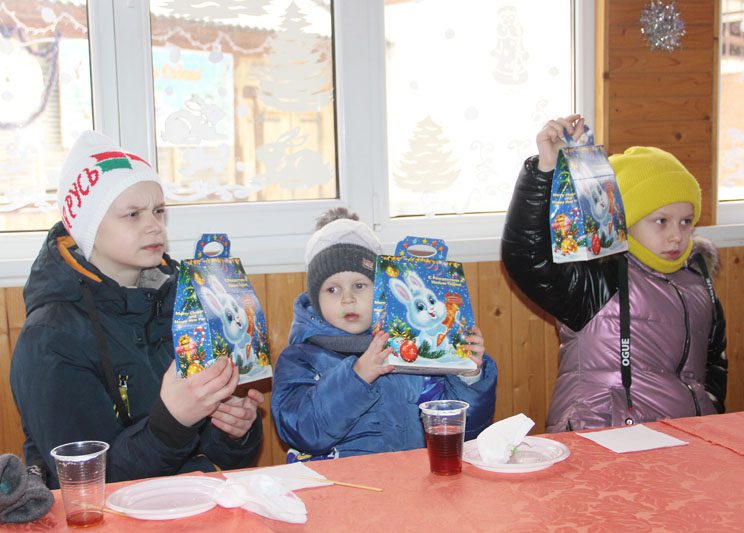 Костюковичская районная организации «Белая Русь» организовала для 20 детей поездку в резиденцию Деда Мороза