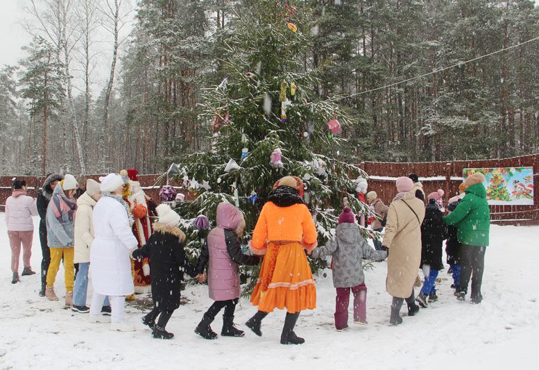 Костюковичская районная организации «Белая Русь» организовала для 20 детей поездку в резиденцию Деда Мороза